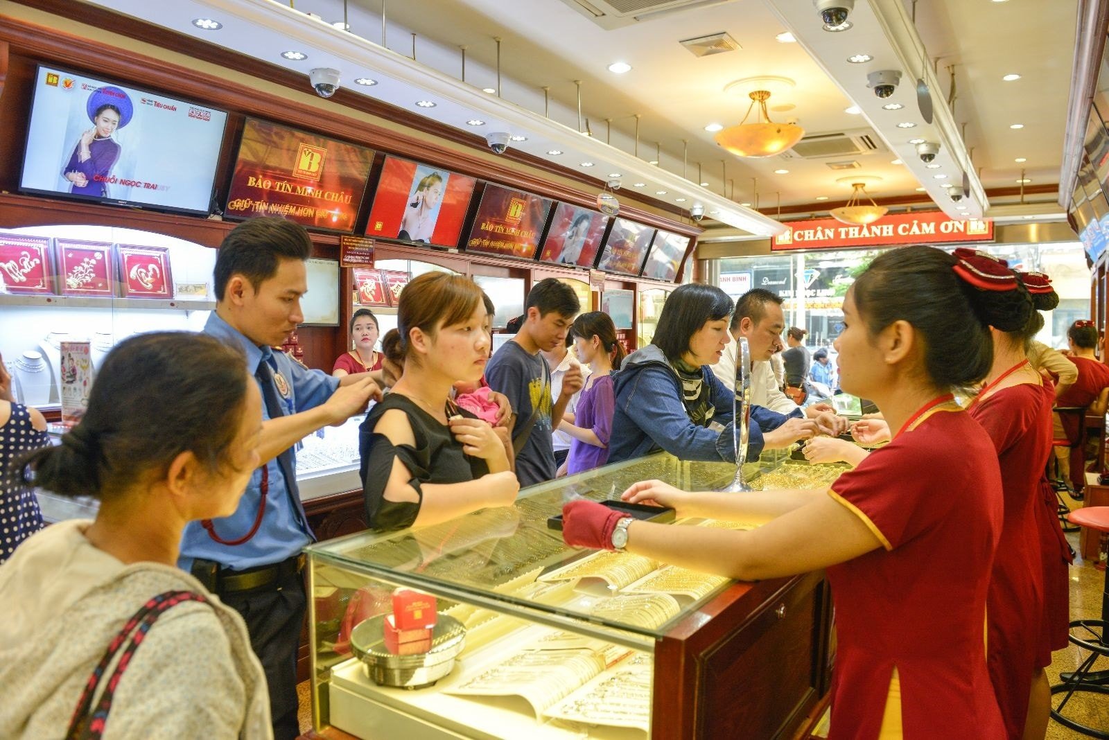 Giá vàng ngày 7/5: Giá vàng giảm chờ lãi suất từ Fed