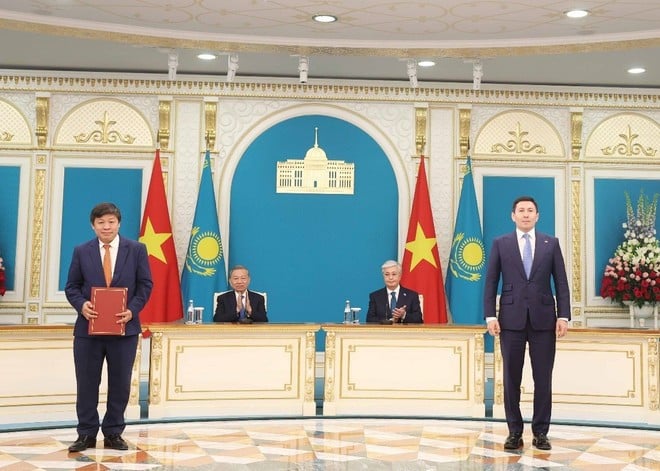 Tổng Bí thư Tô Lâm và Tổng thống Kassym-Jomart Tokayev chứng kiến Lễ trao Biên bản xác nhận việc hoàn tất giao dịch mua bán cổ phần trong Công ty Cổ phần Qazaq Air giữa Tập đoàn Sovico và Quỹ Samruk-Kazyna của Kazakhstan. (Ảnh: Thống Nhất/TTXVN)