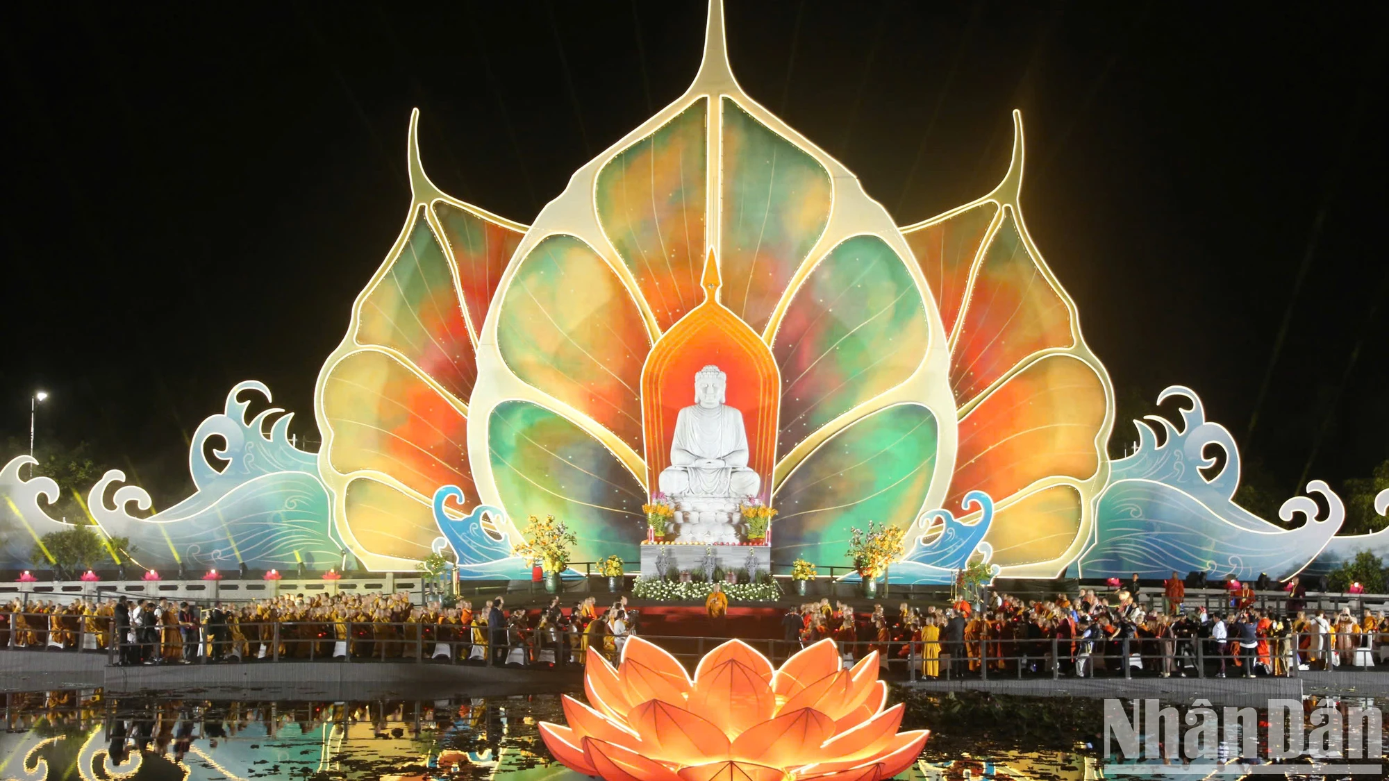 [Ảnh] Hoa đăng sáng lung linh mừng Đại lễ Vesak 2025 ảnh 1