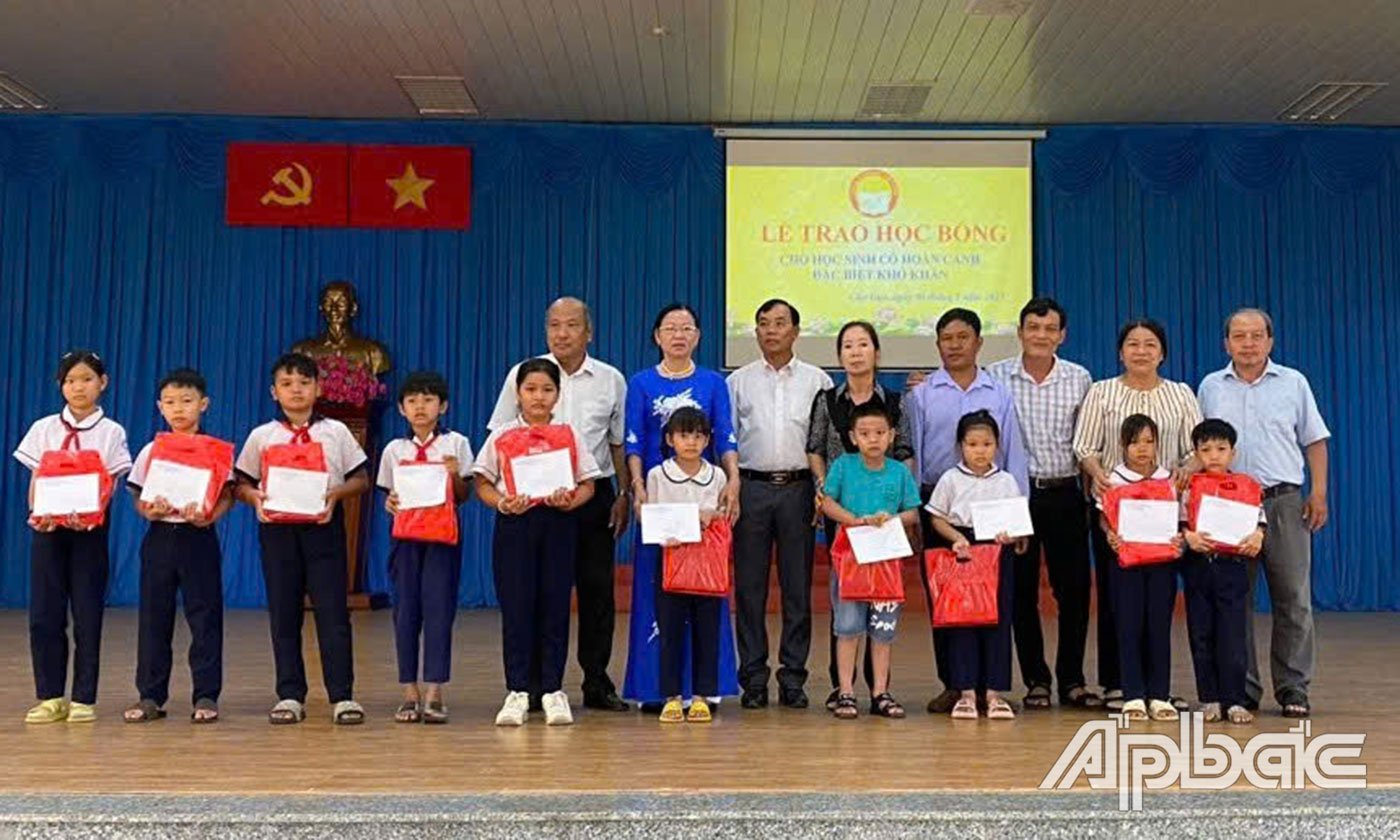 Trao học bổng cho các em.