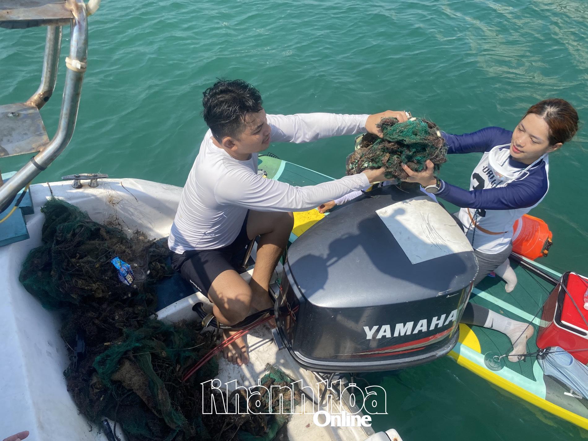 Hoạt động thu gom rác thải ở vịnh Nha Trang.