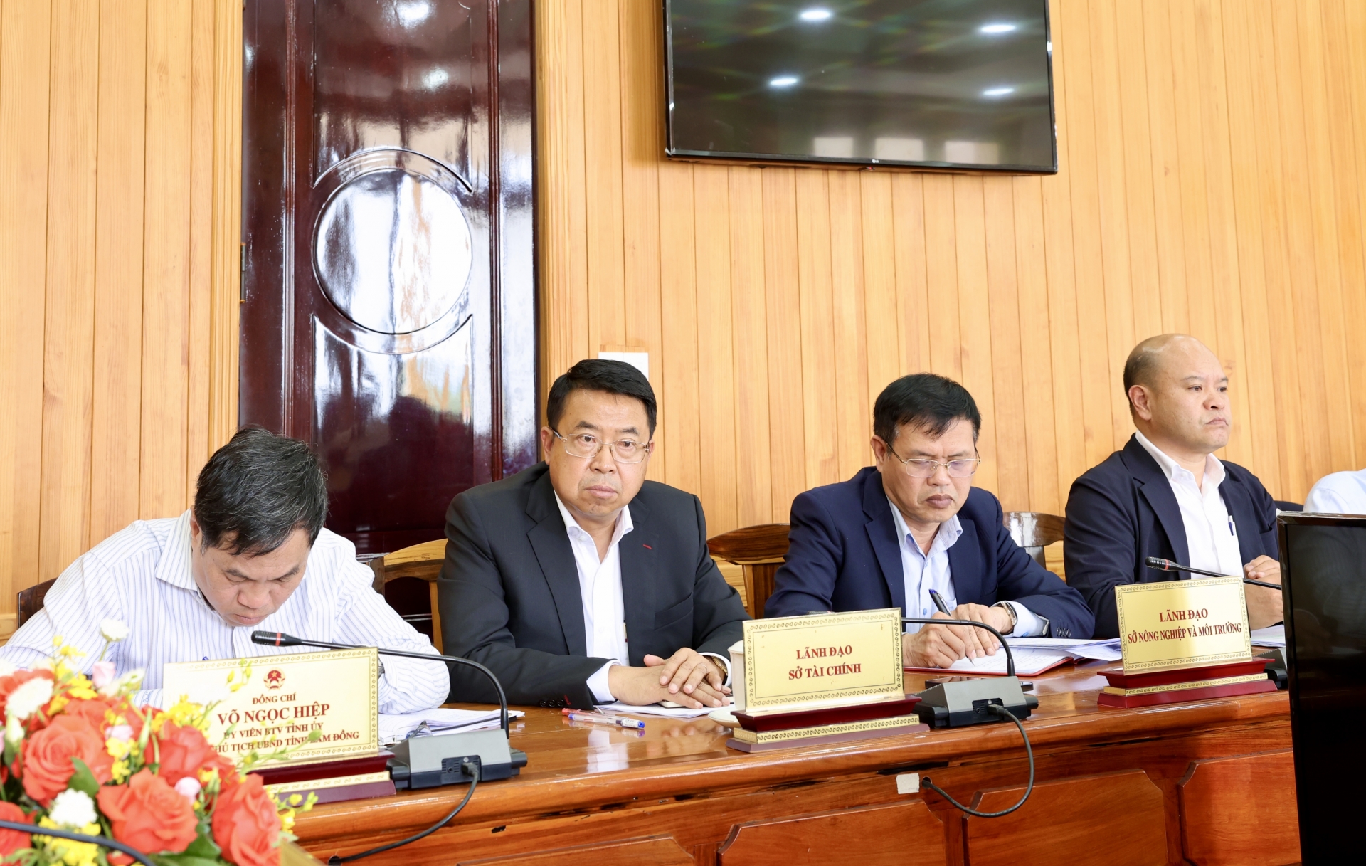 Lãnh đạo UBND tỉnh và các Sở ngành tham dự chương trình làm việc