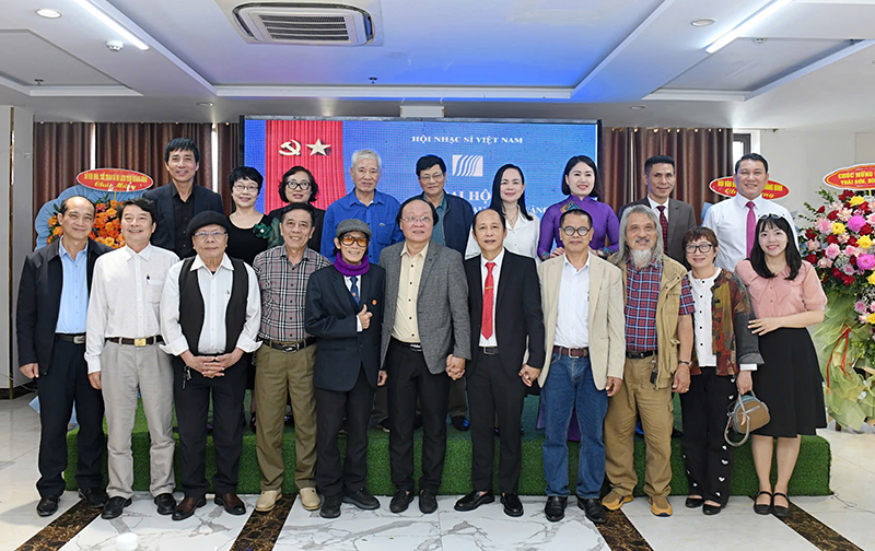 Nhạc sĩ Phạm Ngọc Khôi (thứ 6 hàng trước) với các nhạc sĩ, văn nghệ sĩ Quảng Bình.