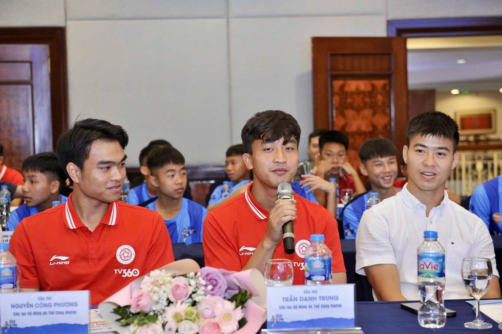 Duy Mạnh truyền lửa cho cầu thủ nhí trước giải U.13 toàn quốc- Ảnh 5.