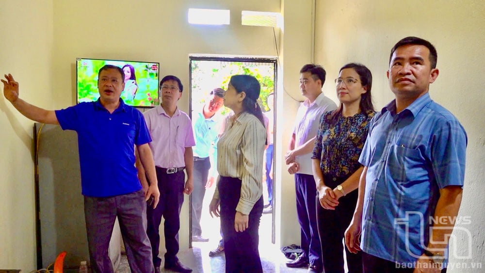  Lãnh đạo TP. Sông Công kiểm tra công trình nhà ở mới xây tại phường Mỏ Chè.
