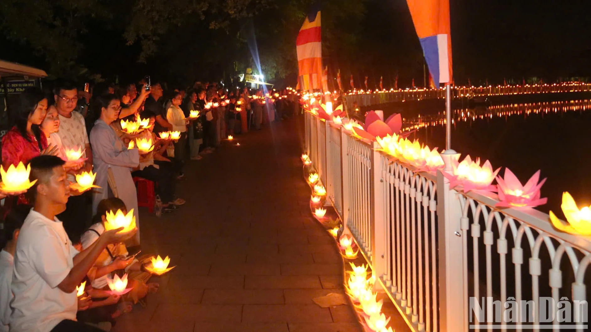 [Ảnh] Hoa đăng sáng lung linh mừng Đại lễ Vesak 2025 ảnh 5