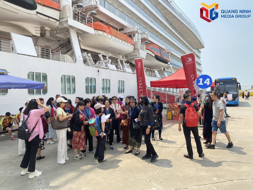 អ្នក​ដំណើរ​តាម​កប៉ាល់​ទេសចរណ៍​កំពុង​មមាញឹក​ក្នុង​ការ​រៀបចំ​ទៅ​ទស្សនា​តំបន់​ទេសចរណ៍​ក្នុង​ខេត្ត Quang Ninh។