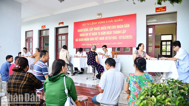 Khám, cấp thuốc miễn phí cho hơn 300 người dân Phú Quốc ảnh 1