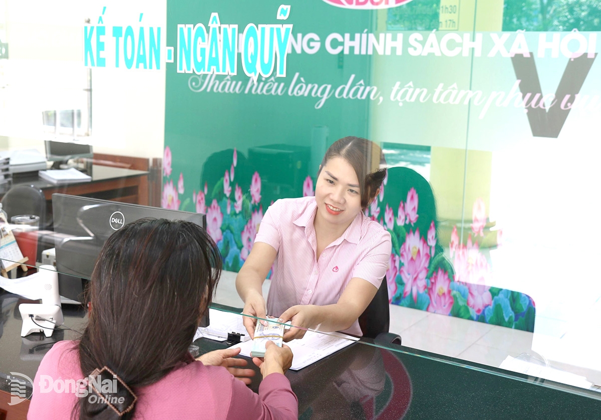 Nhân viên giao dịch thực hiện thủ tục giải ngân vay vốn chính sách cho người dân tại Ngân hàng Chính sách xã hội chi nhánh tỉnh Đồng Nai.