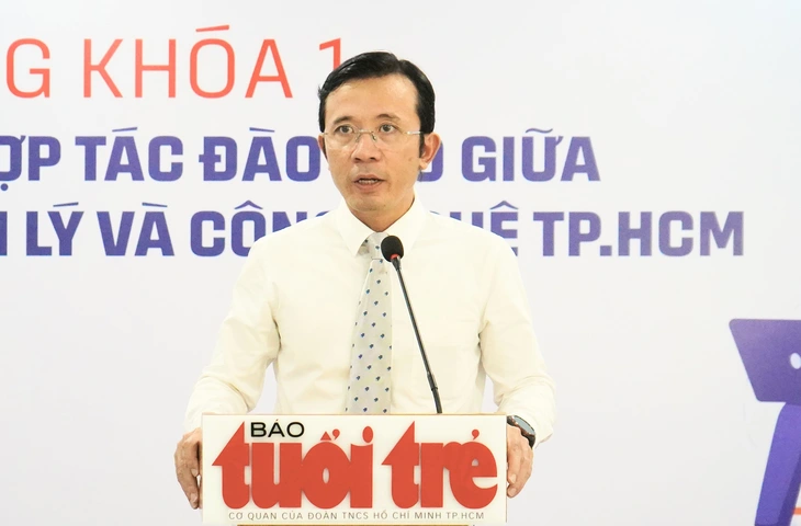 Sinh viên Trường đại học Quản lý và Công nghệ TP.HCM  bắt đầu học tại báo Tuổi Trẻ - Ảnh 4.