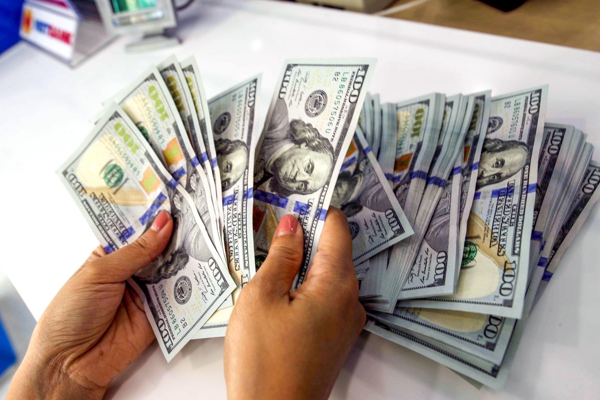 Tỷ giá USD hôm nay 7/5/2025: Giảm mạnh cả trong nước và quốc tế