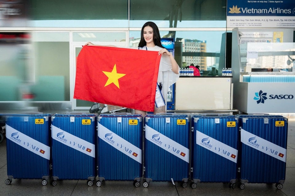 Trong chuyến đi này, Ý Nhi mang theo hơn 160 kg hành lý, bao gồm 30 bộ trang phục đến từ các nhà thiết kế nổi tiếng. Tất cả đều được cô cùng êkíp lựa chọn và chuẩn bị kỹ lưỡng. (Ảnh: CTV/Vietnam+)