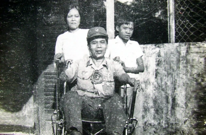 Anh hùng Nguyễn Văn Thương bên vợ và con trai. (Ảnh tư liệu)