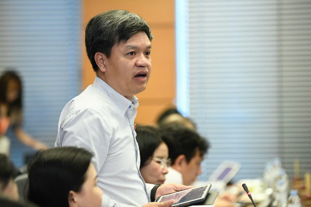 ta-dinh-thi.jpg