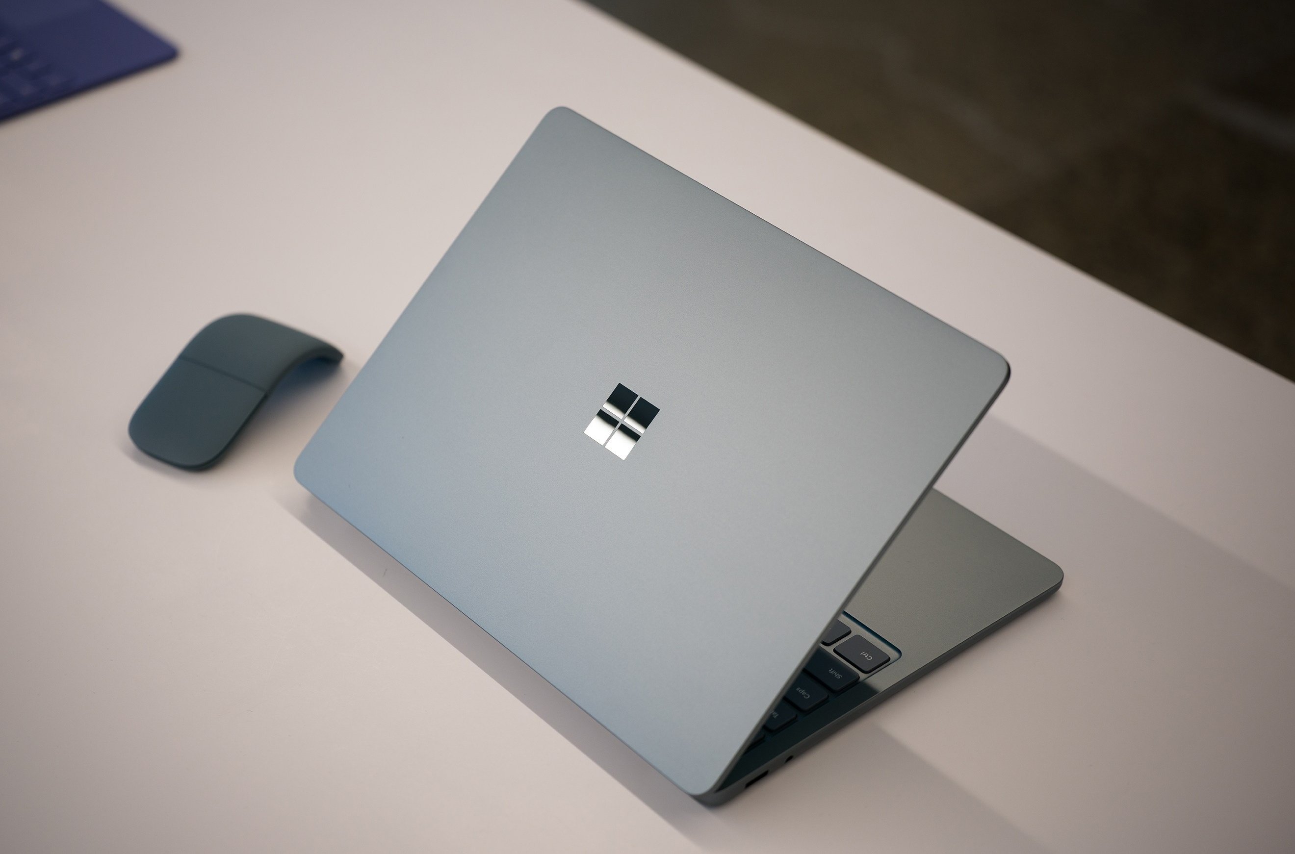 Microsoft Surface Pro 2025,  Microsoft Surface Laptop 2025,  laptop Windows,  may tinh AI anh 2