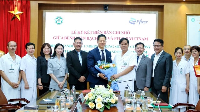 Pfizer Việt Nam và Bệnh viện Bạch Mai ký ghi nhớ hợp tác chăm sóc sức khỏe - Ảnh 1.