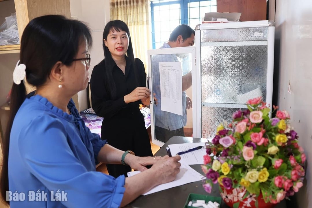 Đoàn kiểm tra kiểm tra tủ thuốc tại Phòng Y tế, Trường Tiểu học Quang Trung (huyện Cư Mgar).