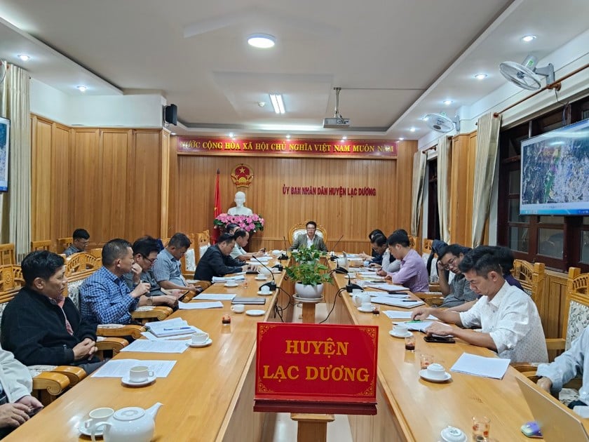 Phó Chủ tịch UBND tỉnh Lâm Đồng Nguyễn Ngọc Phúc làm việc với huyện Lạc Dương về tình trạng rác thải đổ về hồ Đan Kia.