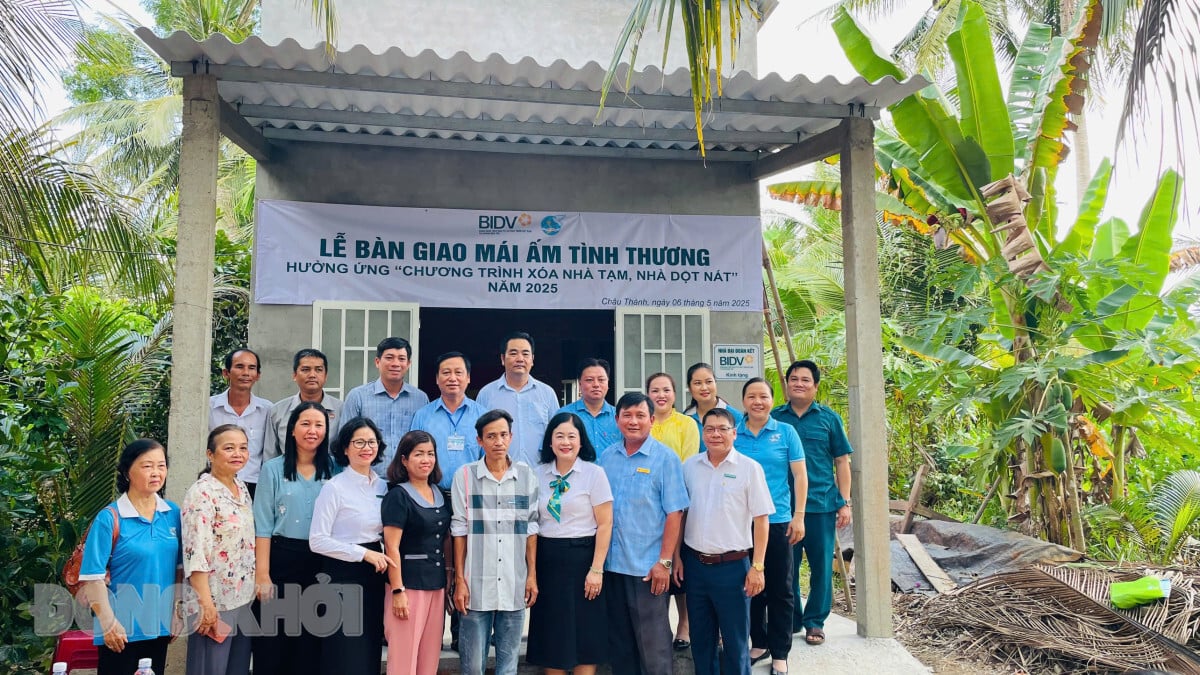 Đại biểu dự bàn giao nhà và chụp ảnh lưu niệm