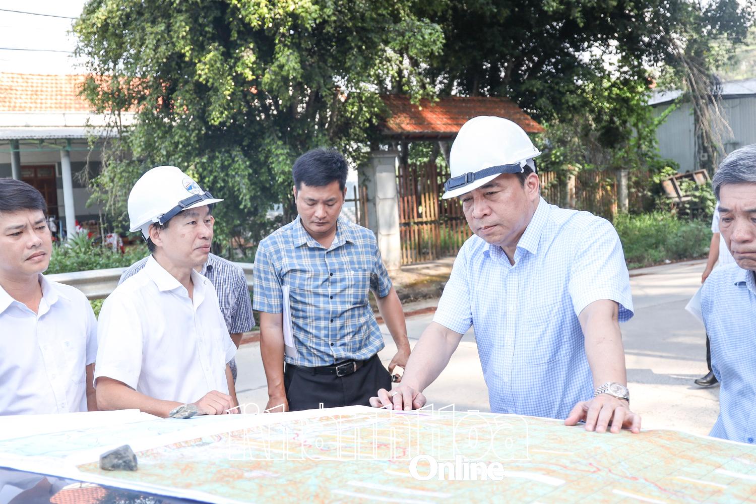 Đồng chí Nguyễn Khắc Toàn nghe đại diện chủ đầu tư báo cáo tiến độ Dự án Đường liên vùng Khánh Sơn - Khánh Vĩnh.
