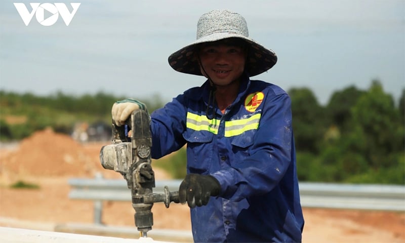 Thời tiết nắng nóng, công nhân vẫn miệt mài làm việc trên tuyến để hoàn thành dự án kịp tiến độ.