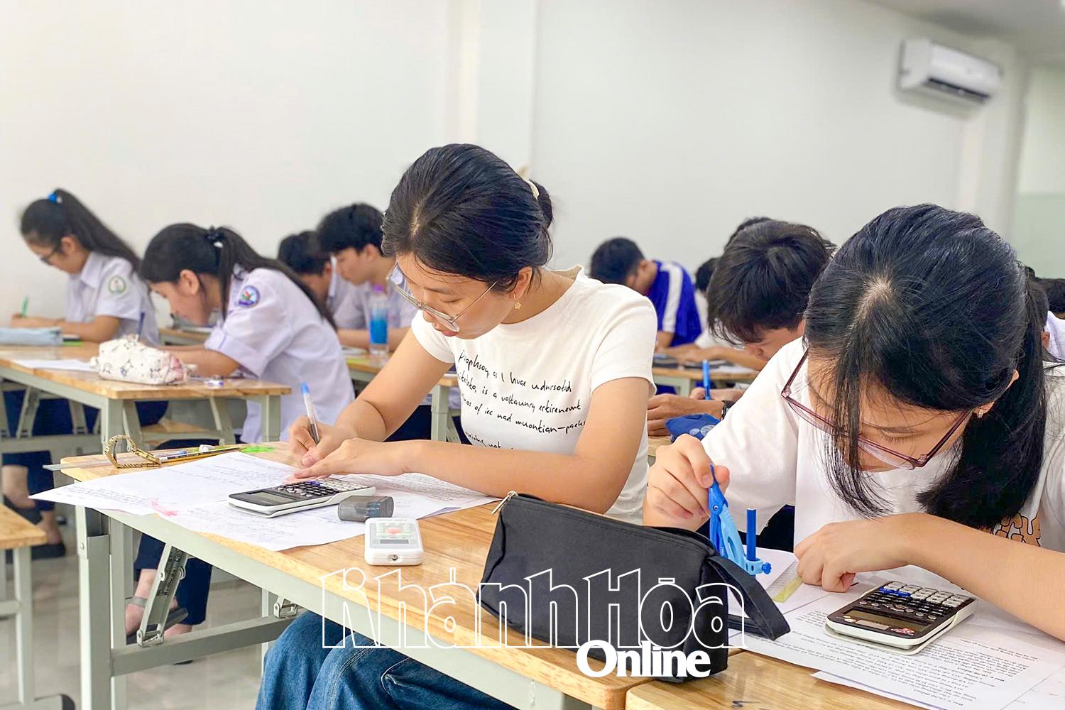សិស្ស​ប្រឡង​ជាប់​នៅ​មជ្ឈមណ្ឌល​បង្រៀន​ក្នុង​ទីក្រុង។ ញ៉ាត្រាង។  