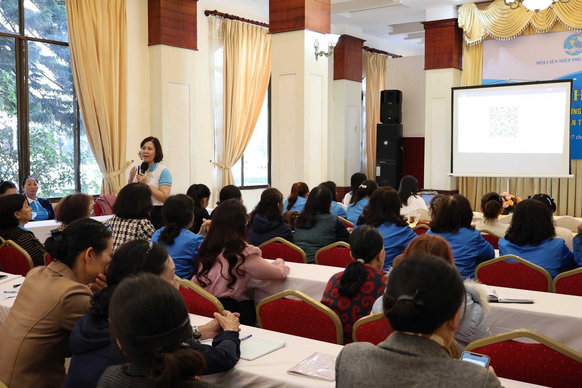 Báo cáo viên đến từ Ban Kinh tế - Xã hội, Trung ương Hội LHPN Việt Nam truyền đạt chuyên đề tại buổi tập huấn