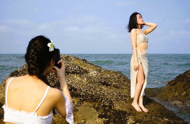 Khách du lịch lưu lại những khoảnh khắc đẹp ở Sầm Sơn