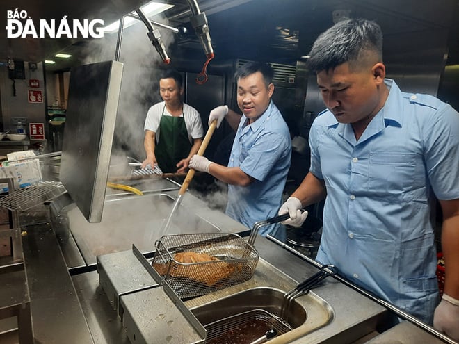 ចុងភៅនៅលើយន្តហោះ KN 390។ រូបថត៖ TRONG HUY