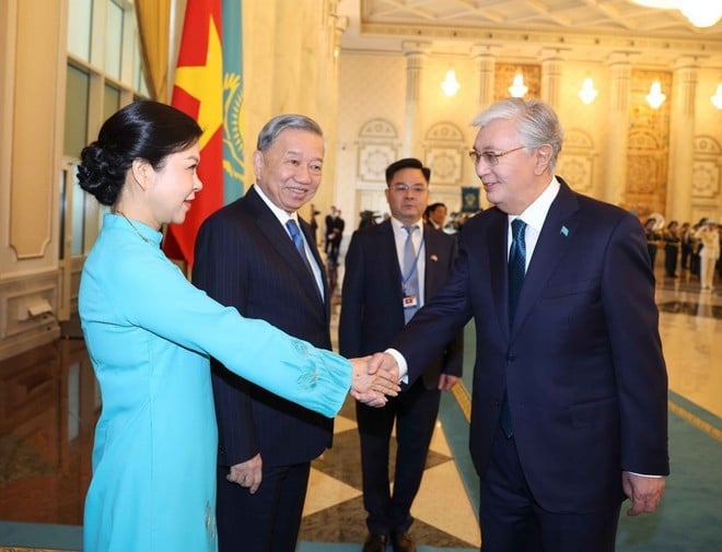 Tổng thống Kazakhstan Kassym-Jomart Tokayev đón Tổng Bí thư Tô Lâm và Phu nhân. (Ảnh: Thống Nhất/TTXVN)