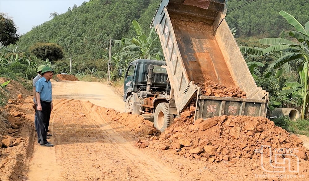 Tuyến đường vào vùng sản xuất cây ăn quả tập trung tại xã Phúc Thuận đang được san gạt mặt bằng, thi công nền đường.