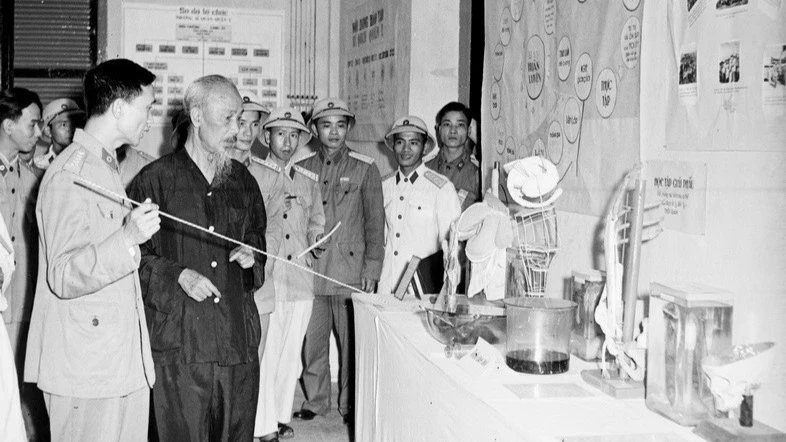Triển lãm “Hồ Chí Minh đẹp nhất tên Người” - Khơi dậy cảm xúc bằng công nghệ hiện đại ảnh 3