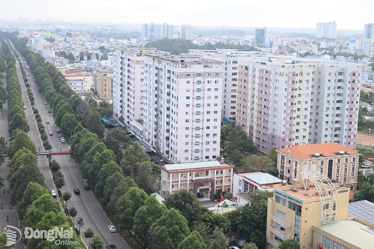 Khu 4 block nhà ở chung cư tại phường
Quang Vinh, thành phố Biên Hòa, được
UBND tỉnh yêu cầu rà soát các căn hộ trống
để sửa chữa thành nhà ở công vụ phục vụ
cán bộ, công chức. Ảnh: HOÀNG LỘC