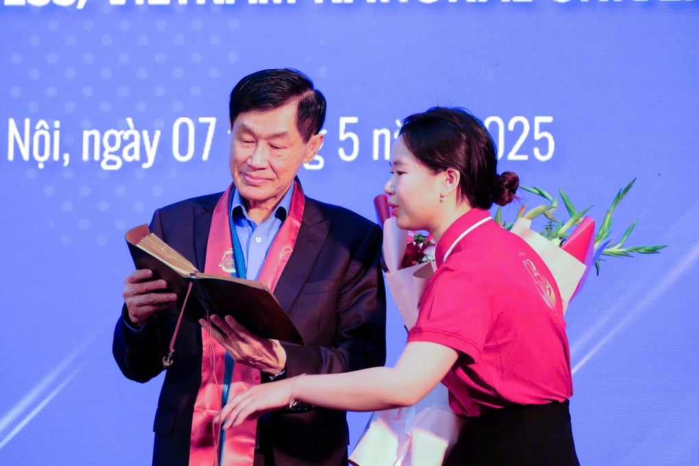Tỷ phú Johnathan Hạnh Nguyễn nghẹn ngào trước món quà bất ngờ của sinh viên - 2