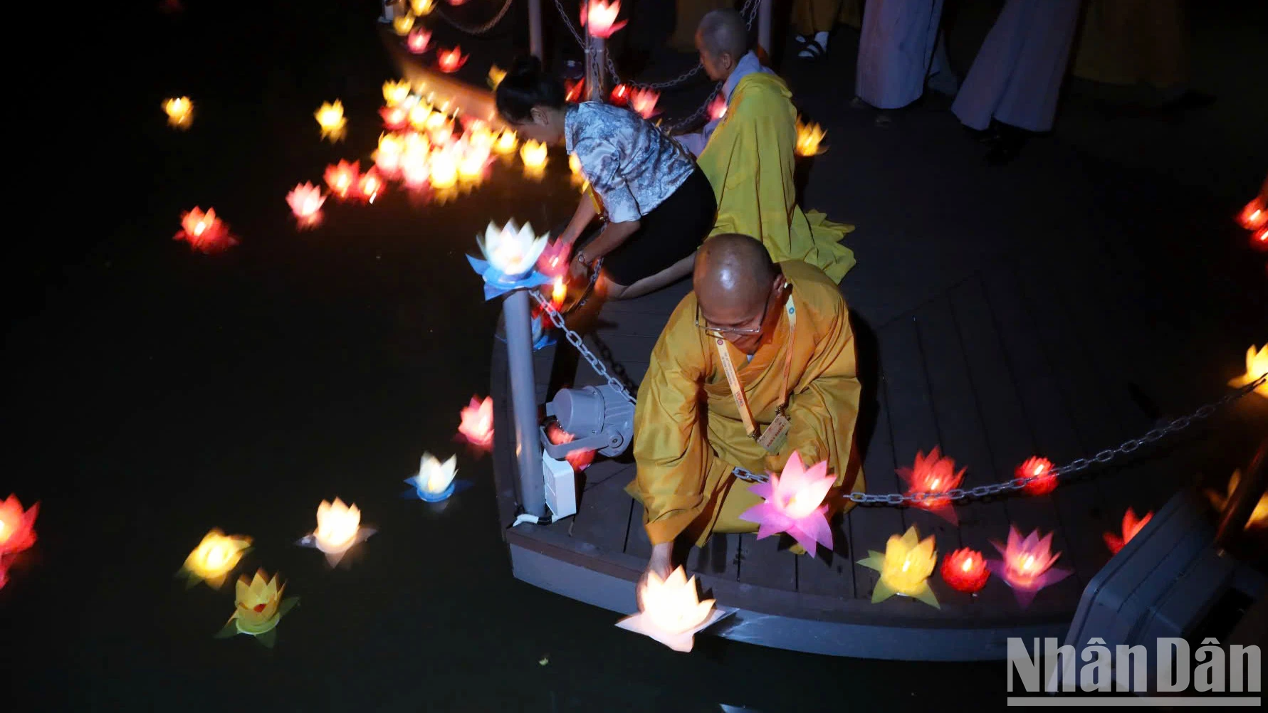 [Ảnh] Hoa đăng sáng lung linh mừng Đại lễ Vesak 2025 ảnh 9