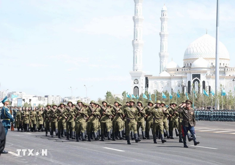 [Ảnh] Tổng Bí thư dự Lễ duyệt binh kỷ niệm 80 năm Ngày Chiến thắng phát xít ở Kazakhstan ảnh 2
