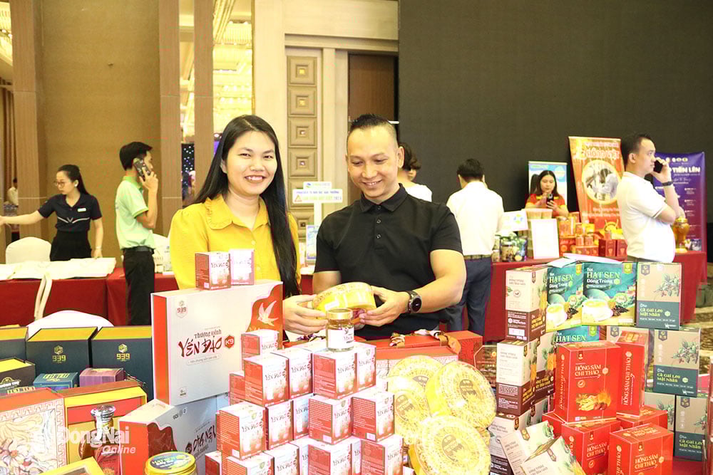 Với các doanh nghiệp nhỏ và vừa, tình hình sản xuất, kinh doanh còn nhiều khó khăn. Trong ảnh: Một doanh nghiệp giới thiệu sản phẩm tại một sự kiện được tổ chức trên địa bàn tỉnh vào tháng 4-2025. Ảnh: V.Thế