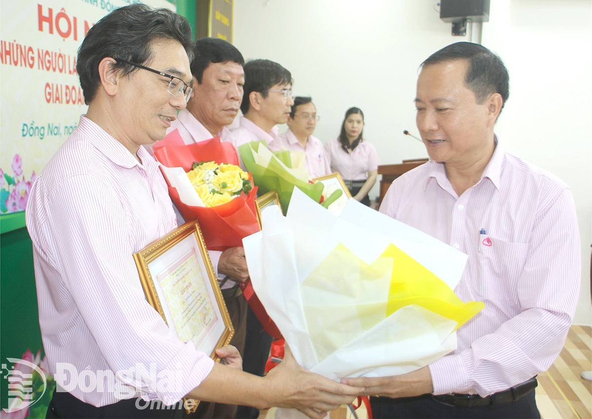 Giám đốc Ngân hàng Chính sách xã hội chi nhánh tỉnh Đồng Nai Lê Bá Chuyên trao khen thưởng của Ngân hàng Chính sách xã hội Việt Nam cho cá nhân, tập thể tại tỉnh Đồng Nai là lao động giỏi, lao động sáng tạo giai đoạn 2020-2025. Ảnh: Sông Thao

