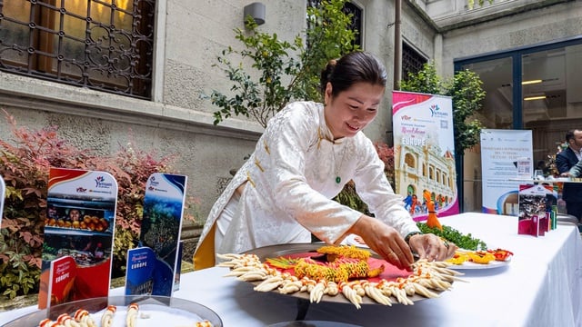 Áo dài, nón lá, nem công chả phượng… xứ Huế đến Ý- Ảnh 2.