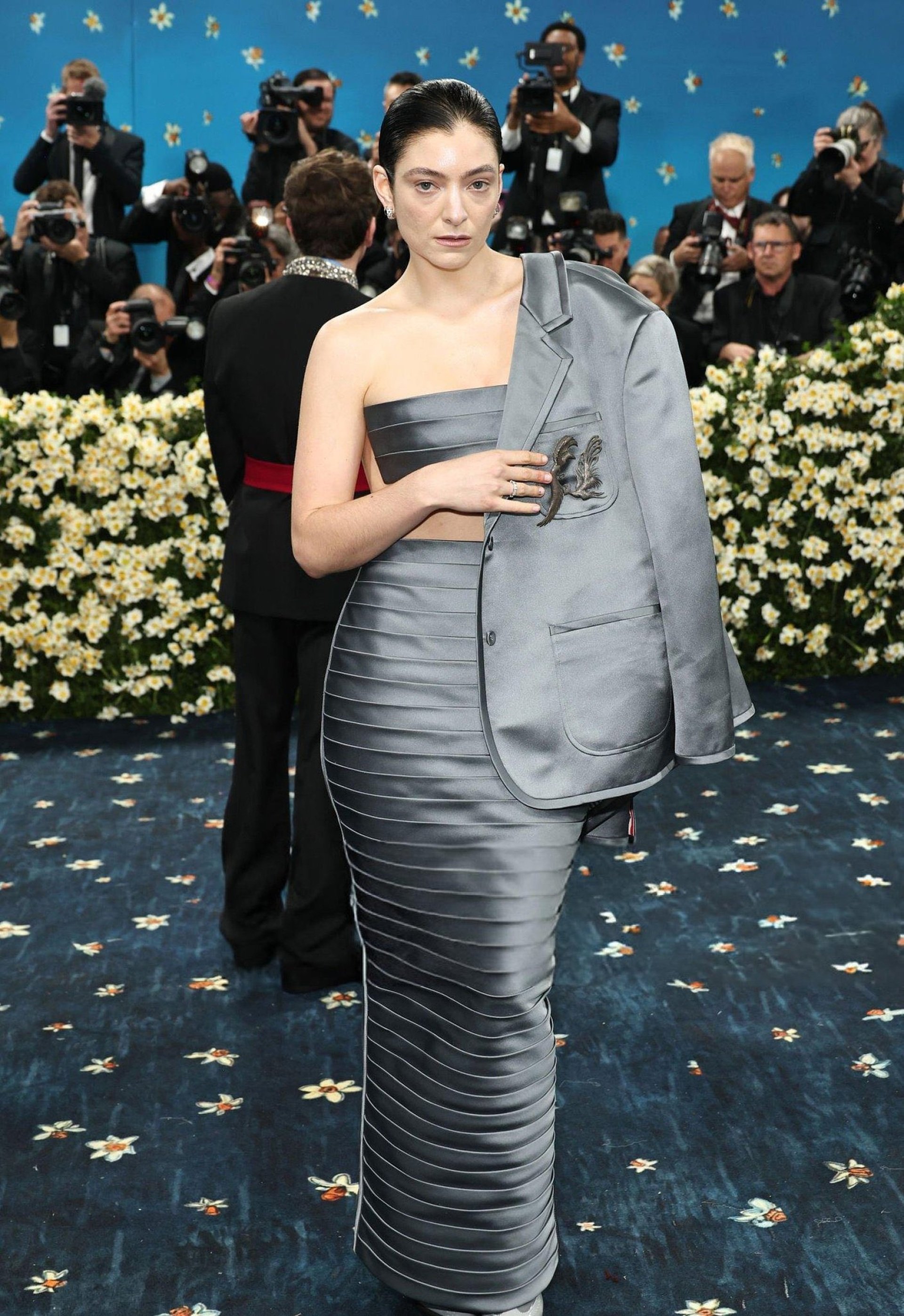 Kim Kardashian gây sốc khi vào top nghệ sĩ mặc thảm họa tại Met Gala - 6