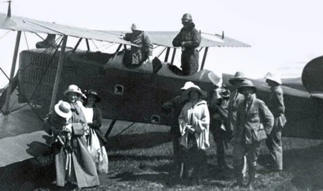 Cuối năm 1933, chuyến bay quốc tế đầu tiên của Hãng hàng không Pháp (Air France) bay tuyến Paris – Sài Gòn mất bao thời gian để hạ cánh Tân Sơn Nhất?