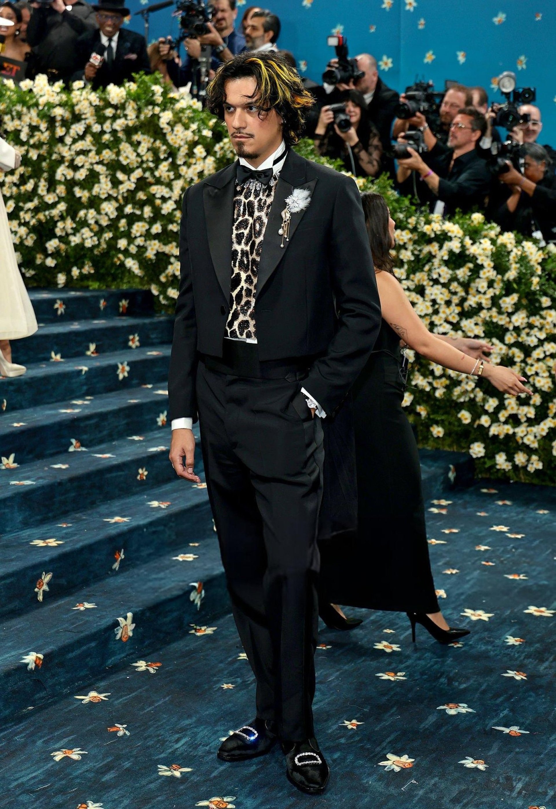 Kim Kardashian gây sốc khi vào top nghệ sĩ mặc thảm họa tại Met Gala - 15