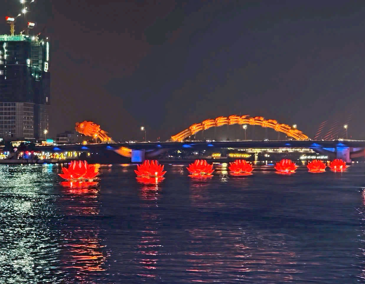 ផ្កាឈូកយក្ស ៧ ផ្កាបំភ្លឺទន្លេហាន ក្នុងពិធីបុណ្យខួបកំណើតរបស់ព្រះពុទ្ធ