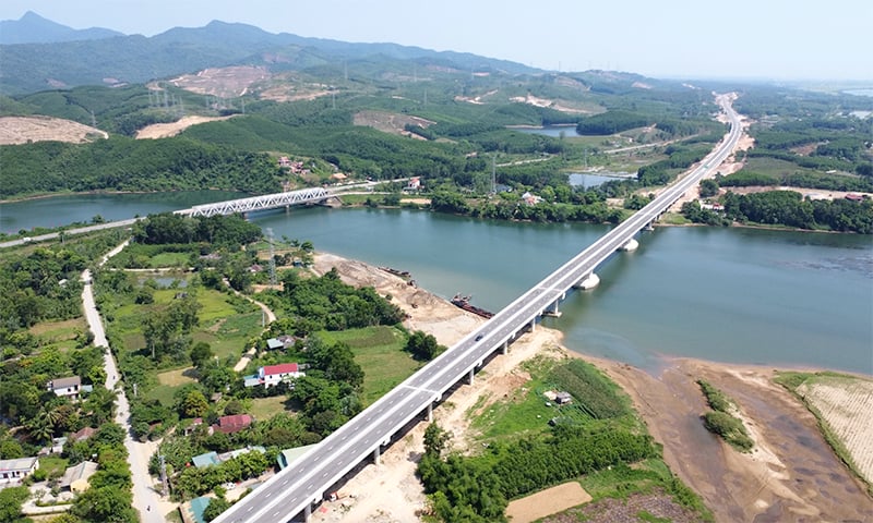 Cầu bắc qua sông Long Đại trên tuyến cao tốc qua Quảng Bình.