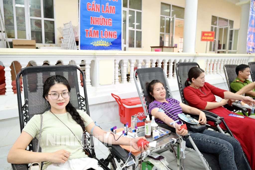 អ្នកស្ម័គ្រចិត្តបរិច្ចាគឈាមក្នុងពិធីបុណ្យ។