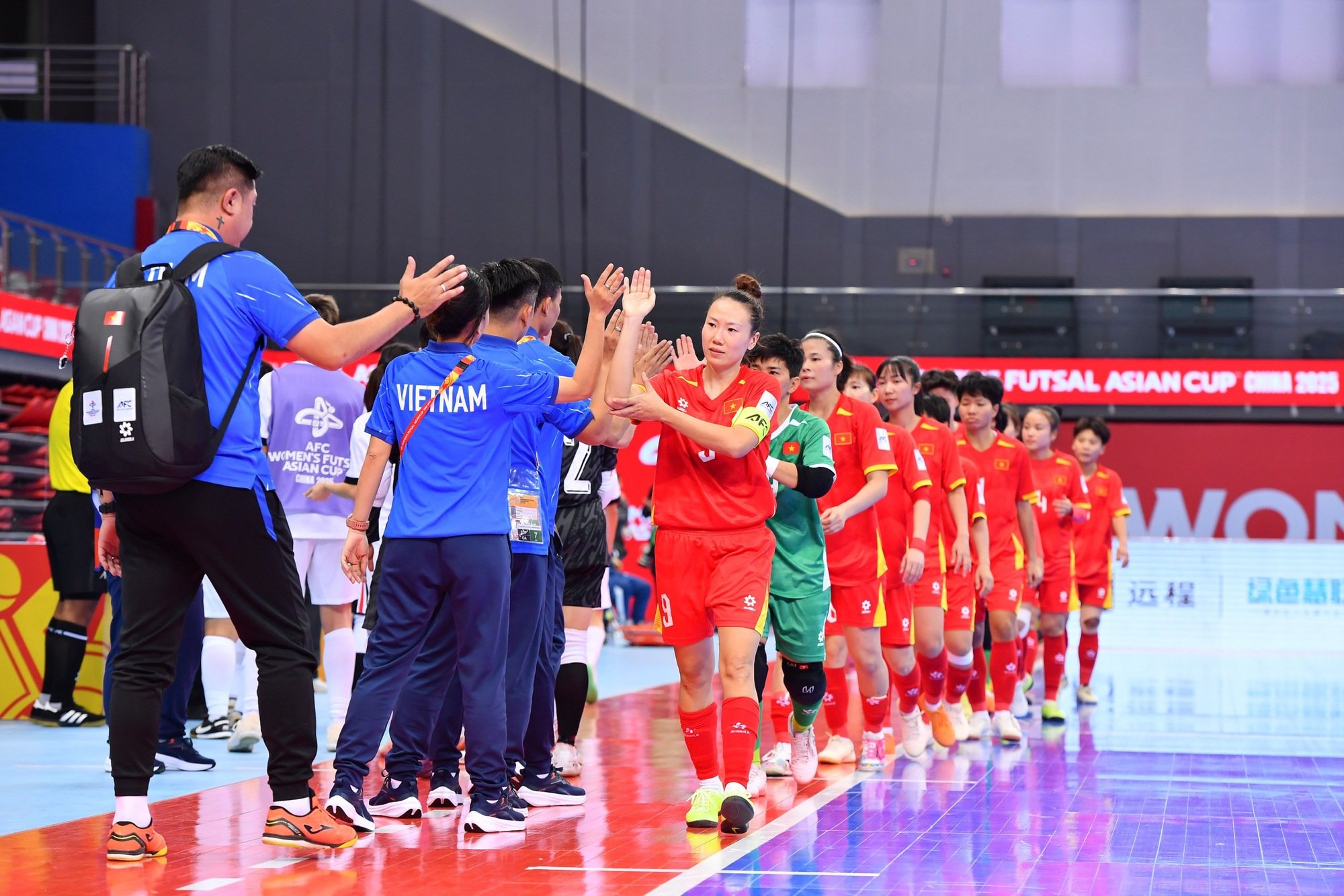 HLV đội futsal nữ Việt Nam nói gì sau chiến thắng kịch tính trước Hồng Kông?- Ảnh 2.