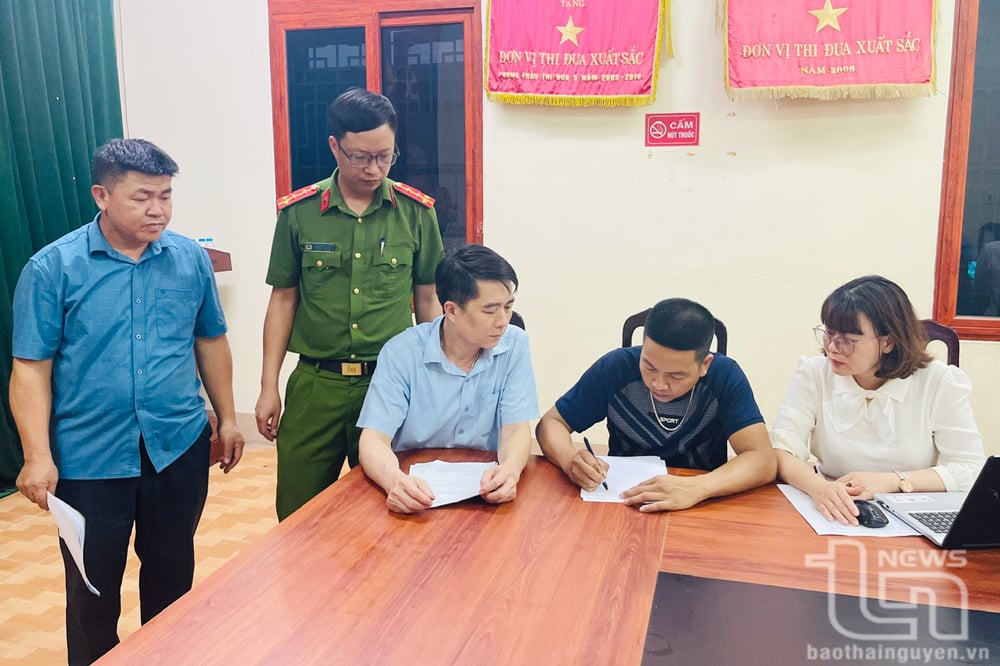 Anh Phạm Hoài Nam (áo đen) ký biên bản vi phạm.