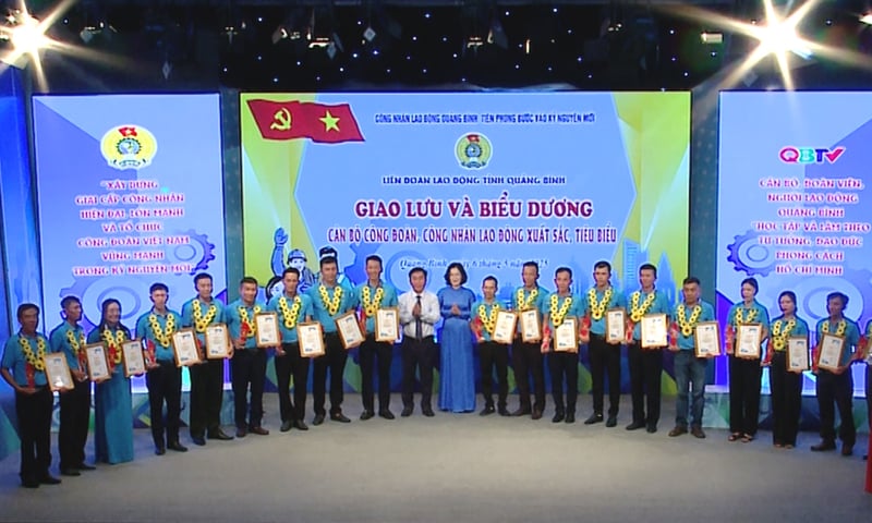 công nhân tiêu biểu là đảng viên Đảng Cộng sản Việt Nam với nhiều thành tích xuất sắc trong công tác