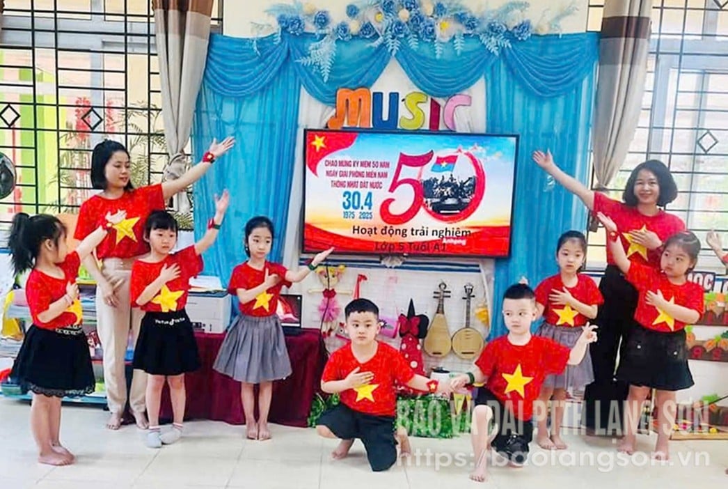 Cô, trò Trường Mầm non Hoa Sữa (thành phố Lạng Sơn) hoạt động trải nghiệm nhân kỷ niệm 50 năm giải phóng miền Nam 