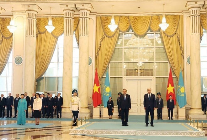 Tổng thống Kazakhstan Kassym-Jomart Tokayev chủ trì Lễ đón chính thức Tổng Bí thư Tô Lâm và Phu nhân. (Ảnh: Thống Nhất/TTXVN)
